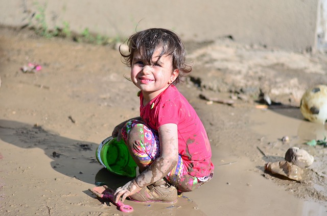 dievčatko hrajúce sa v blate.jpg