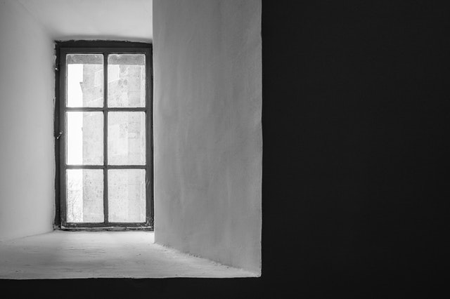 stena a úzke okno 